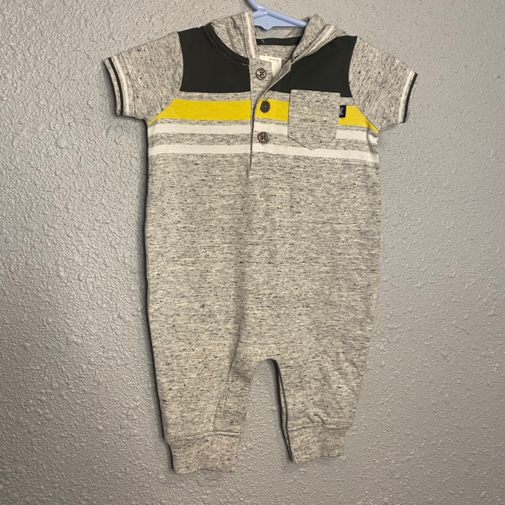 Carter’s short sleeve body suit with hood 0-3M